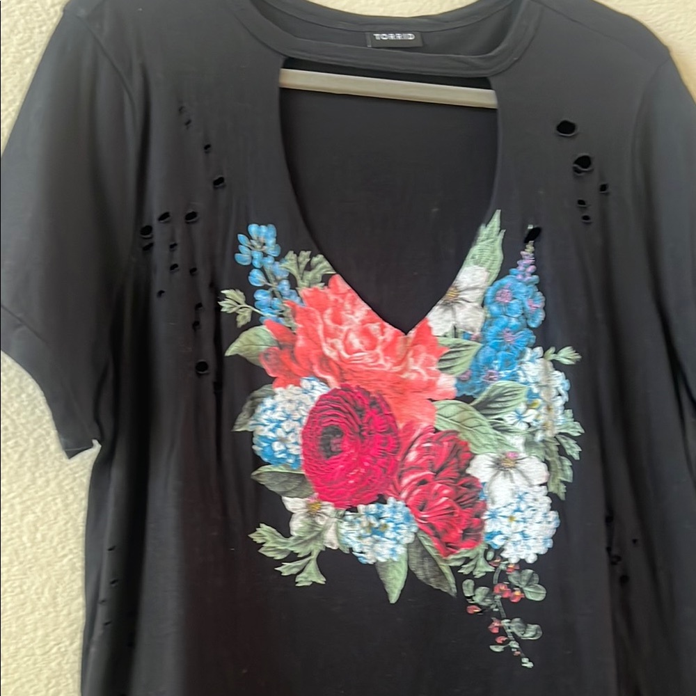 Torrid Black Graphic distressed T-Shirt Size 1X EUC - Picture 2 of 8